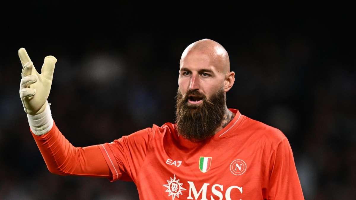 Il Napoli batte il Cagliari in Coppa Italia dopo dieci calci di rigore: ora attende Fiorentina o Como