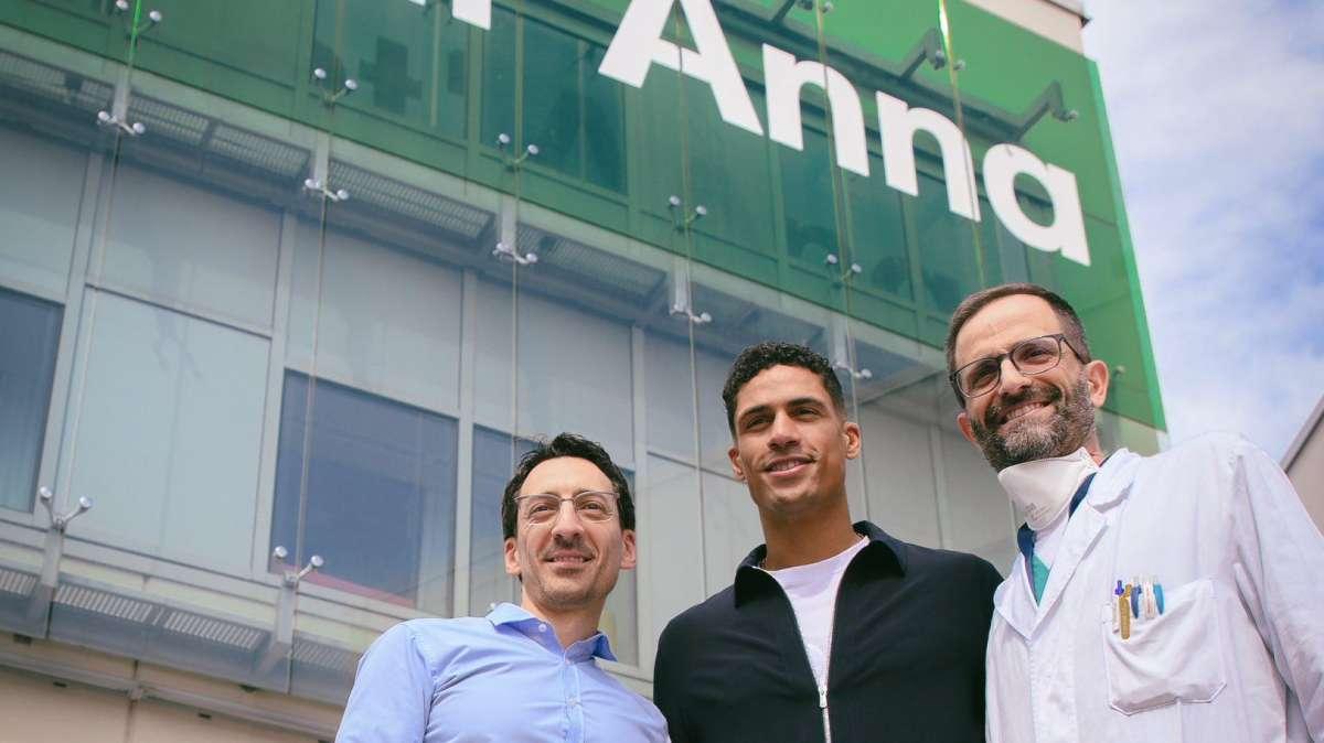 Varane in visita al S.Anna: "Vai lì per portare un po’ di luce, ma alla fine sono i bambini che ti danno una lezione di forza e coraggio"