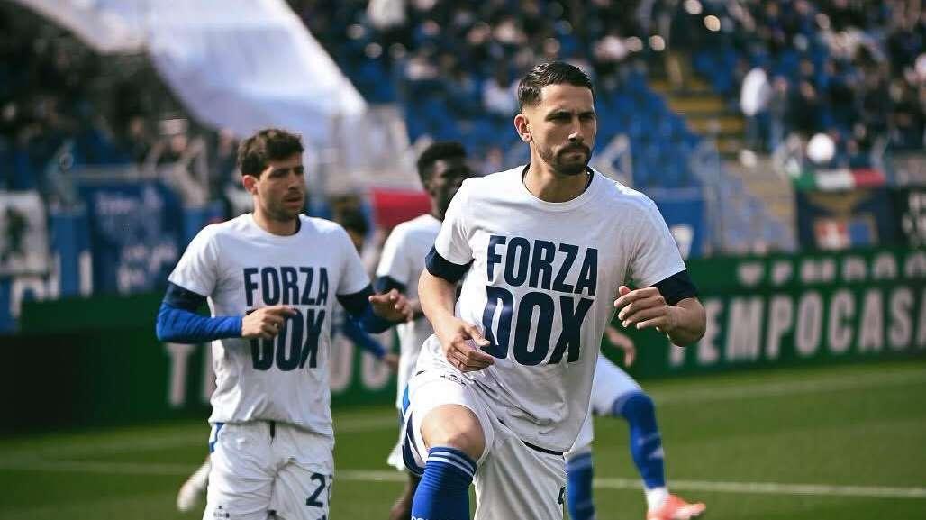 I calciatori del Como con la maglia “Forza Dox”, ecco perchè