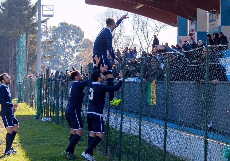 Manuel Germani dopo un gol. 