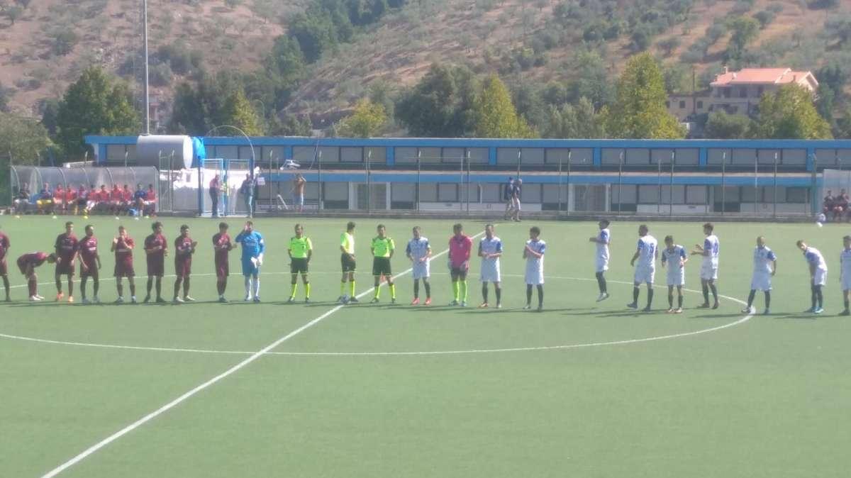 Le due squadre a centrocampo