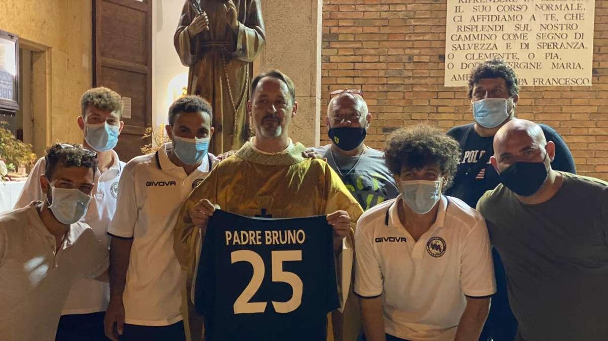 Padre Bruno e la maglia 25