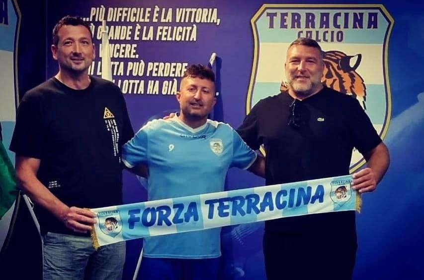 Al centro il tecnico Amato