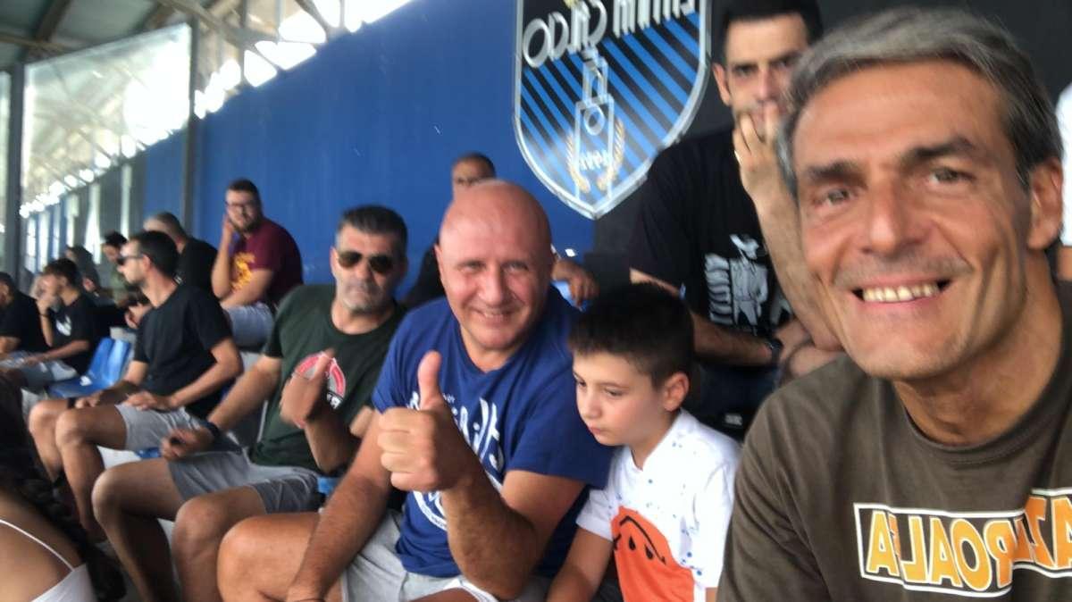 Tifosi sorridenti in tribuna 