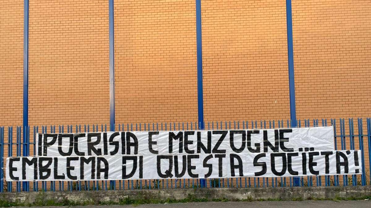 Latina Calcio: Non si placa l'ira dei tifosi. Sono apparsi altri striscioni, uno sotto il Palazzo Comunale    