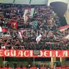 Bari, la Curva Nord contesta all'esterno della porta 6 del San Nicola