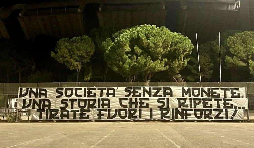 Bari, soffiano venti di contestazione: striscione della Nord contro i De Laurentiis 