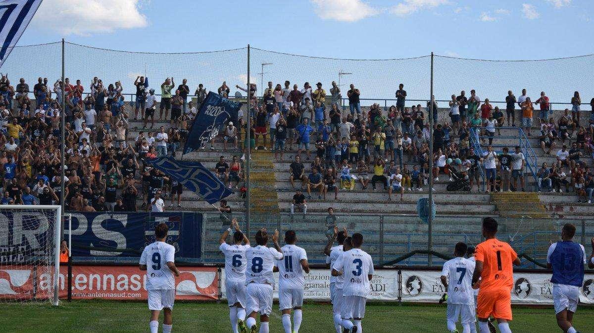 Brindisi, i tifosi disertano la trasferta di Casarano