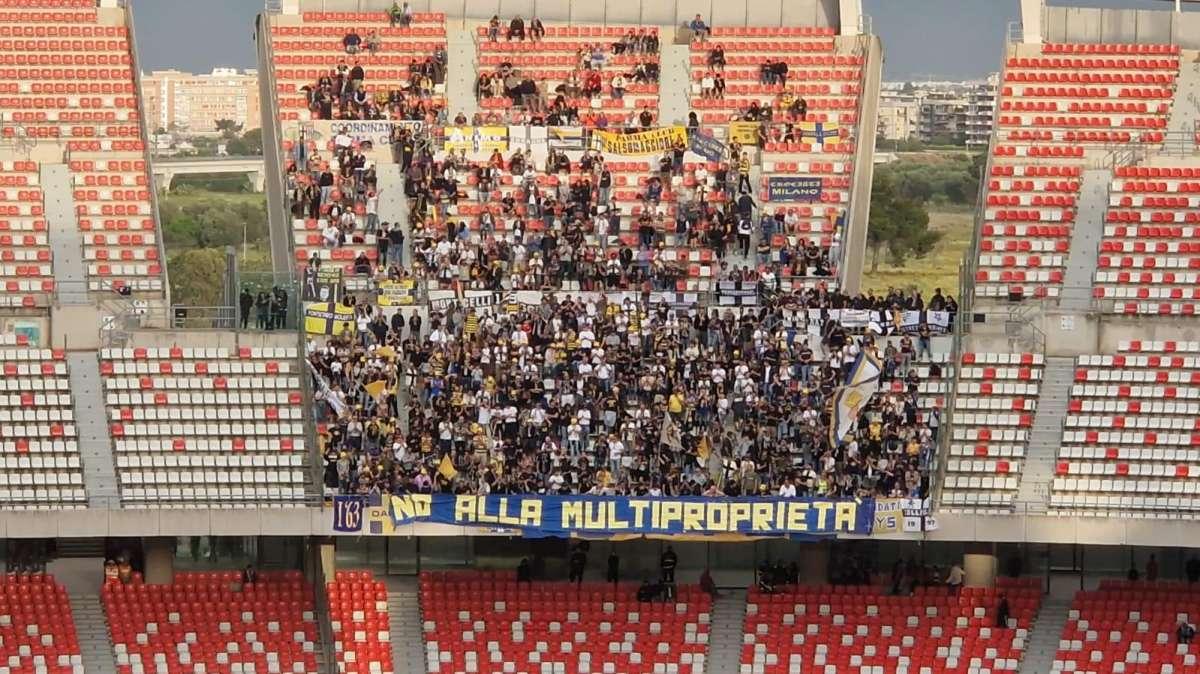 Bari, tifosi del Parma contro la multiproprietà. E lo stadio applaude