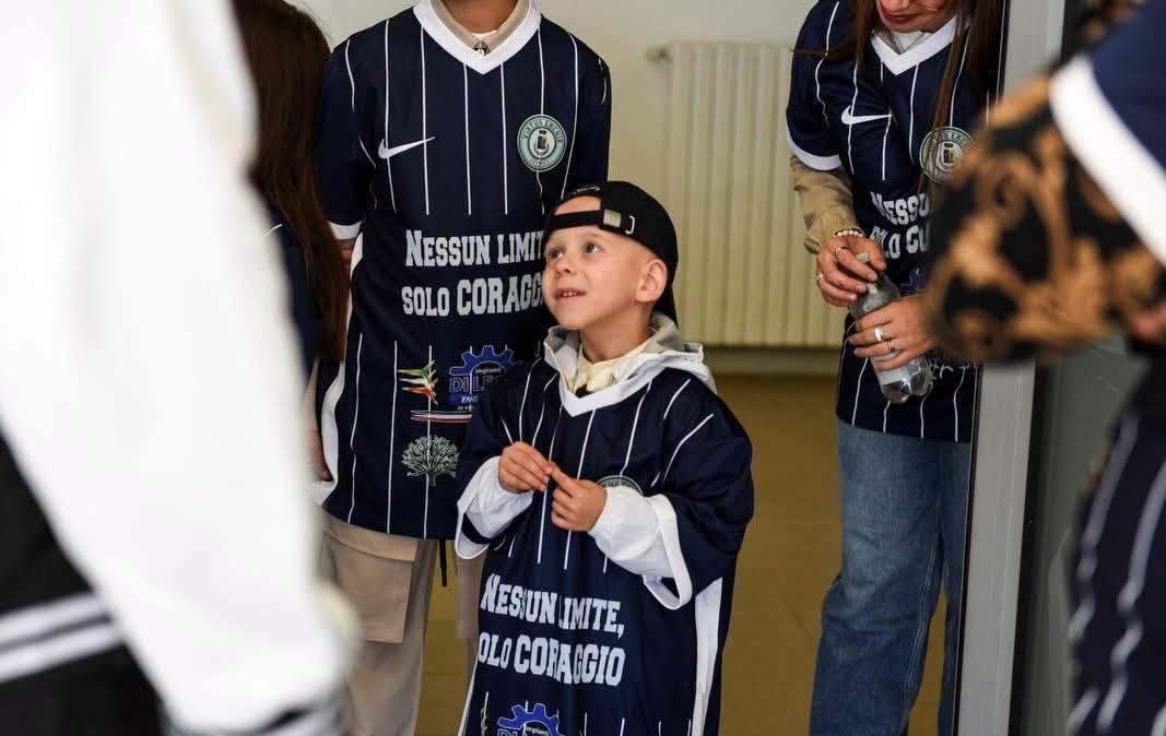 Virtus Erchie, festa per Francesco: una maglia e Hulk per celebrare la fine delle cure