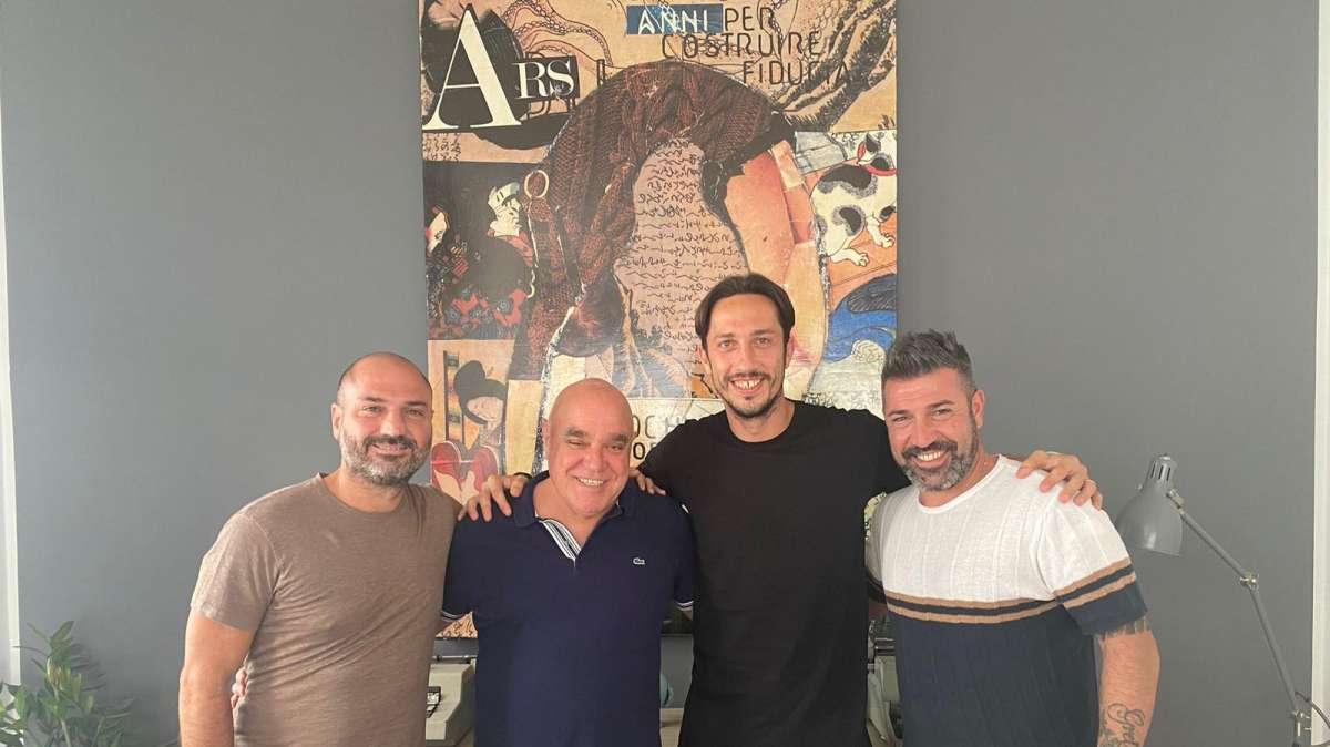 FOTO TCP - Taranto, ecco Saraniti nella sede del club dopo la firma