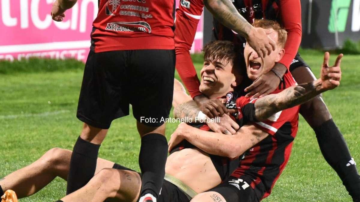 Clamorosa rimonta del Foggia, la doppietta di Silvestro stende il Crotone