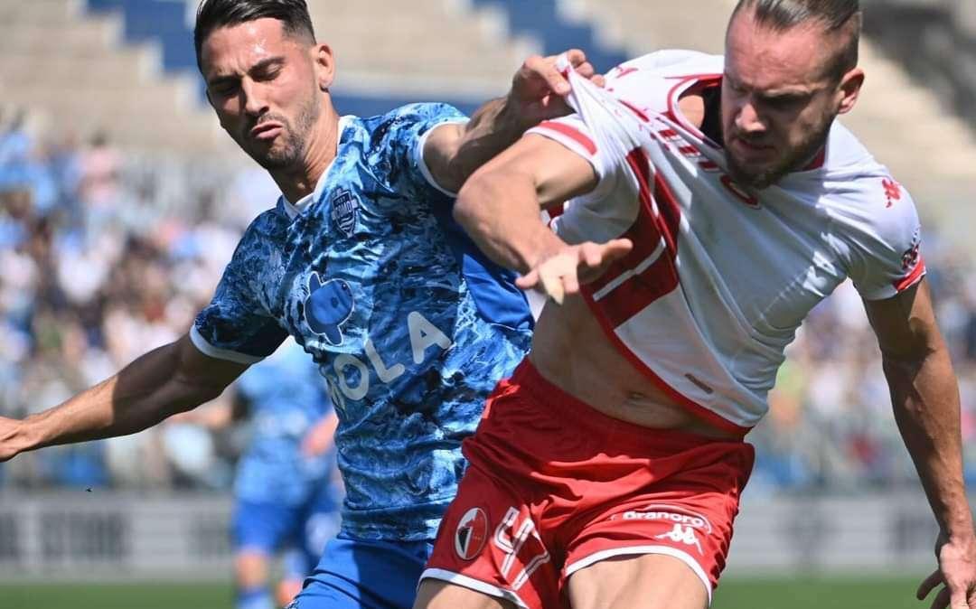 Como-Bari 2-1: l'emorragia continua. E Puscas si sveglia tardi