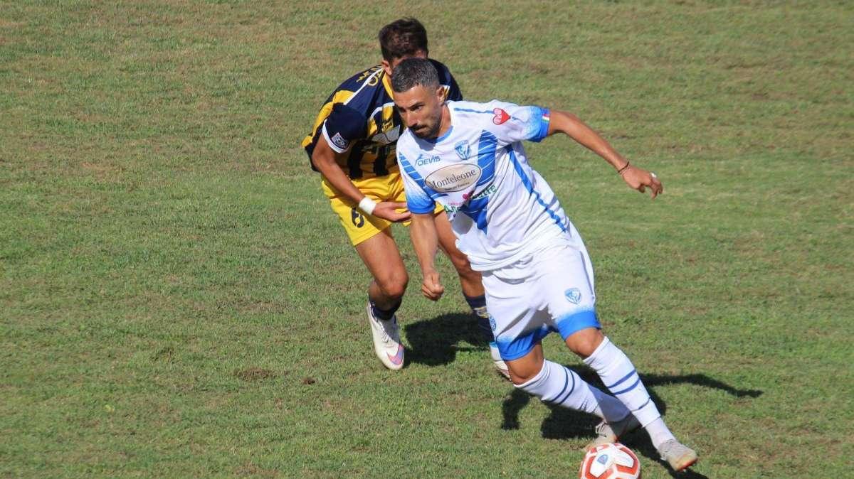 Le formazioni ufficiali di F.Andria-R.Aversa: Cerone e Benvenga per Panarelli. Ospiti con Negro dal 1'