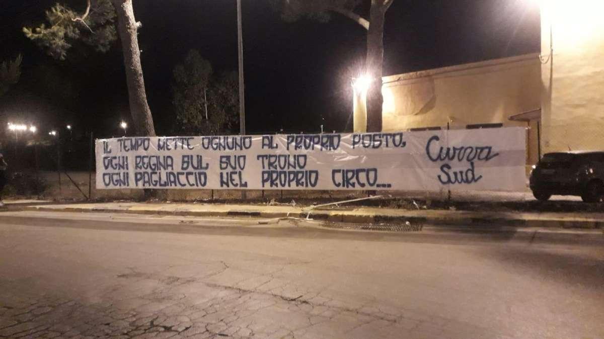 Brindisi, lo striscione degli ultras: “Ogni pagliaccio nel proprio circo”