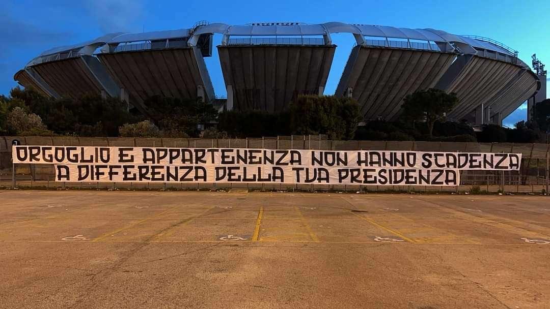 Bari, altro striscione polemico esposto all'esterno del "San Nicola"