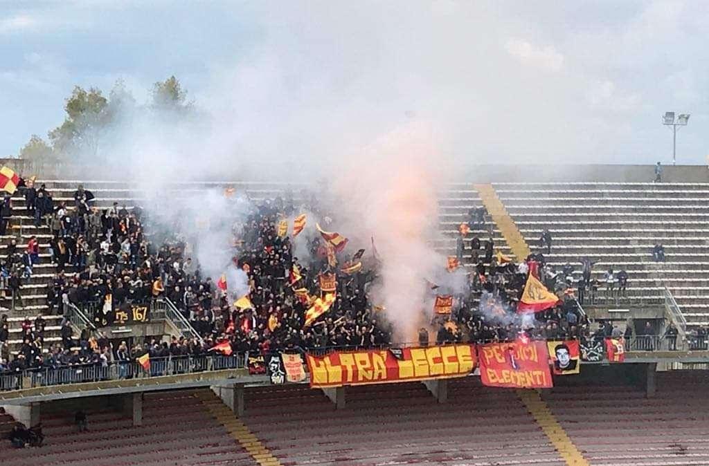 Lecce, i tifosi giallorossi al Via del Mare 