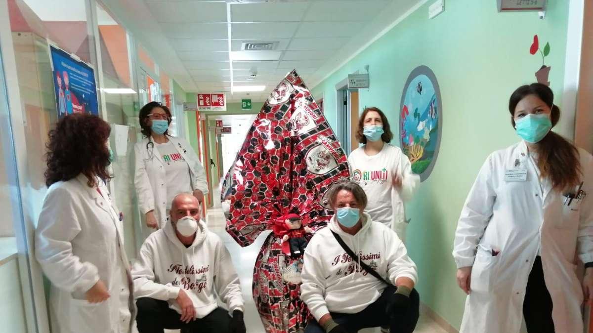 Foggia, il cuore degli ultras rossoneri: donate uova di Pasqua ai bambini ricoverati