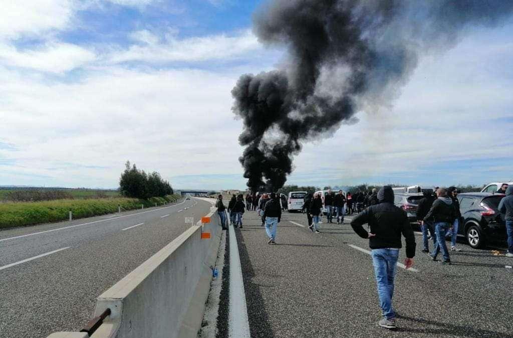 Scontri tra tifosi di Bari e Lecce: perquisite abitazioni e sequestrato del materiale