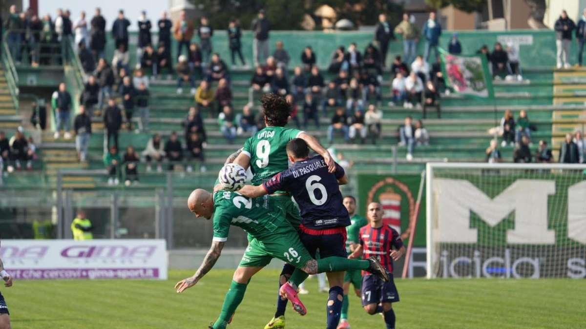 Monopoli-Crotone 1-1: Piovanello apre, Fall ricuce 
