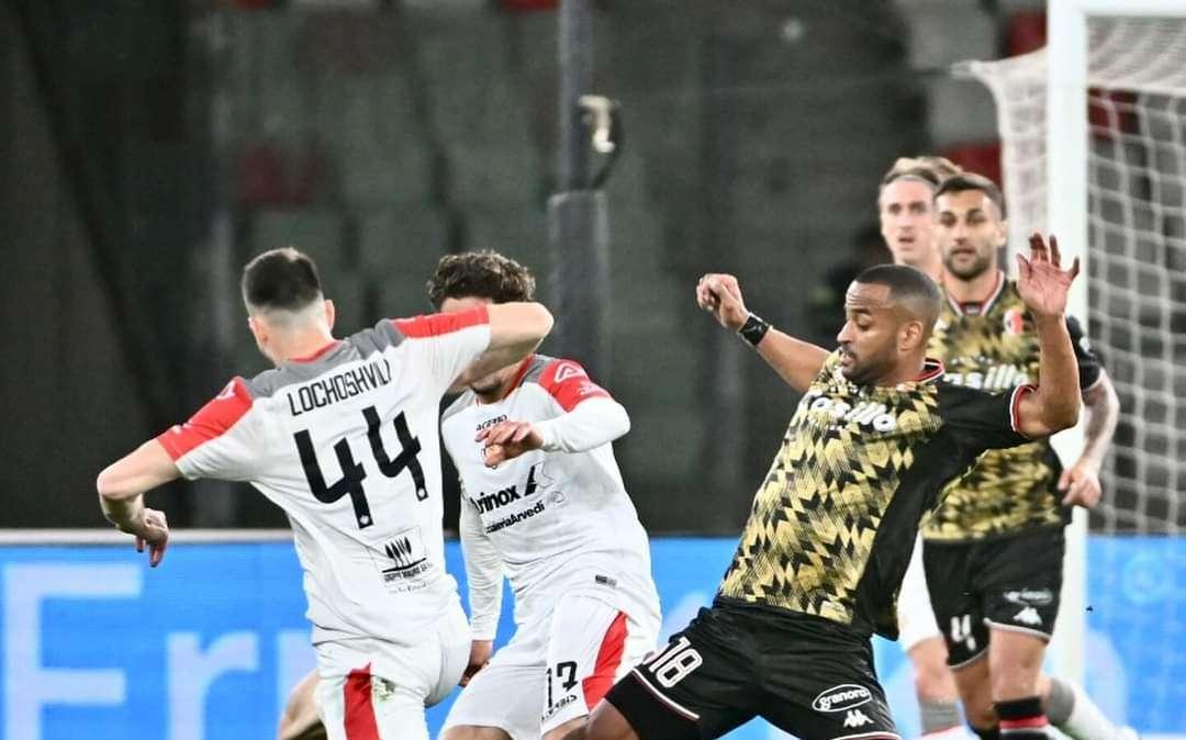 Bari-Cremonese 1-2: Edjouma arriva troppo tardi, lombardi più in palla e corsari