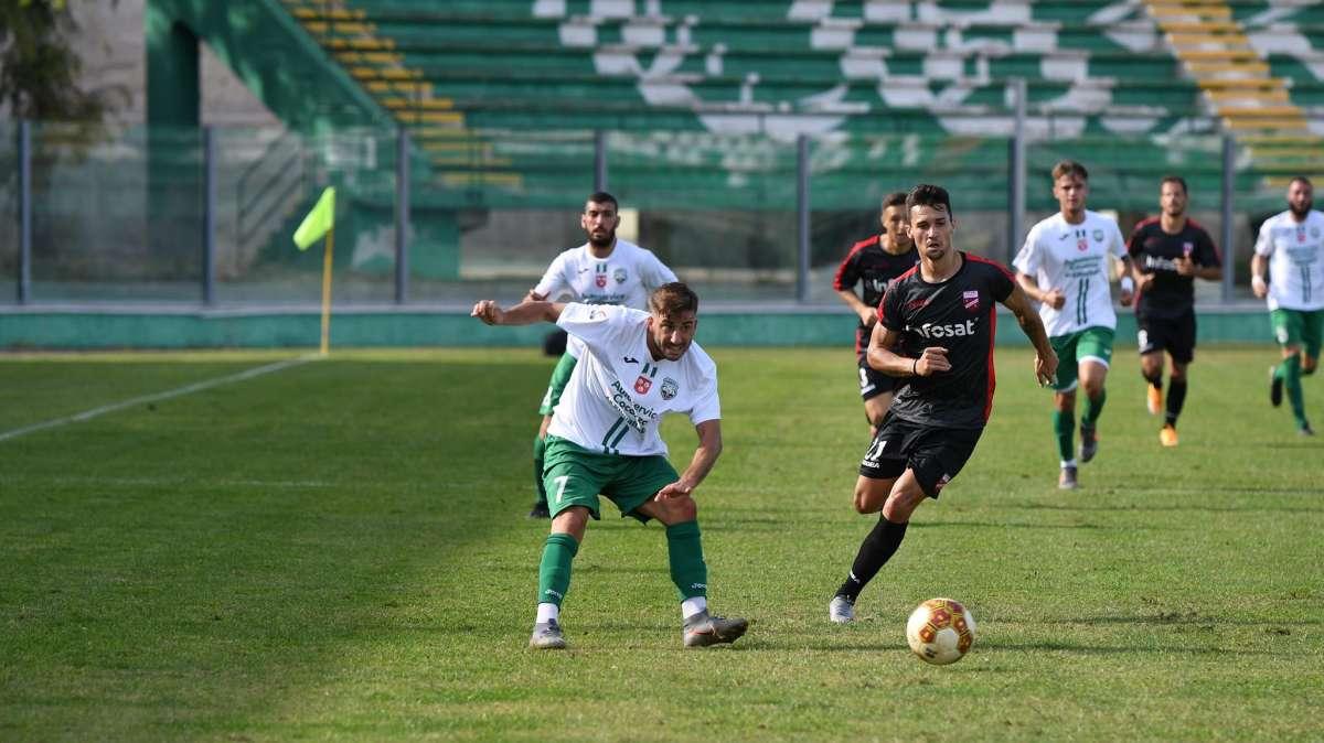 Le formazioni ufficiali di Monopoli-Catanzaro: Starita-Soleri, a centrocampo Vassallo