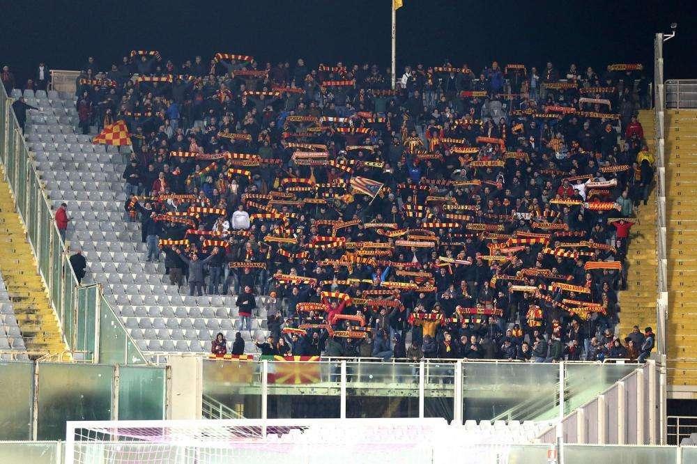 Lecce, la decisione del prefetto per la gara di Verona: vietata la trasferta