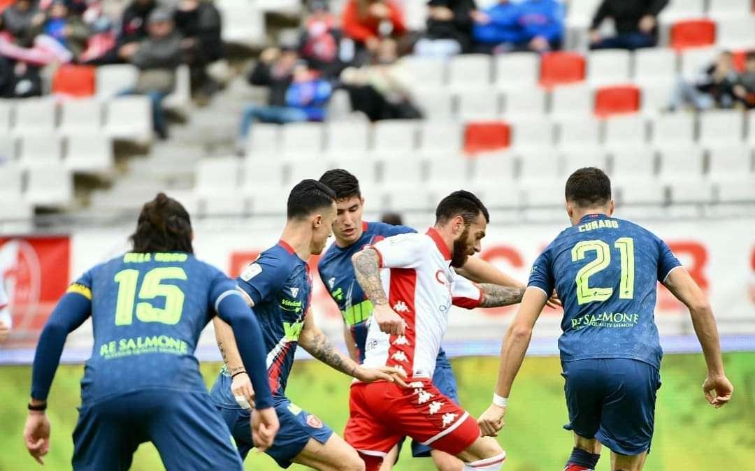Bari, profondo (bianco) rosso: Di Serio fa volare il Perugia, 0-2