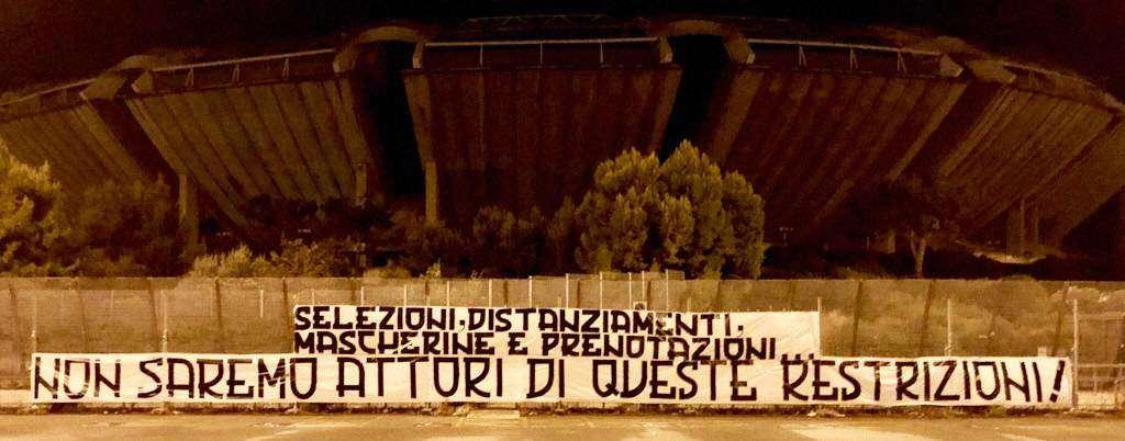 Bari, il tifo organizzato biancorosso contro le restrizioni anti-Covid19