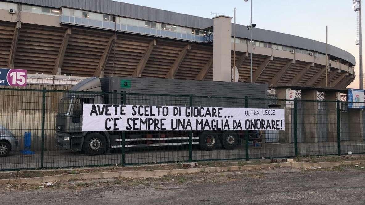 Lecce, gli ultras: "Avete scelto di giocare, c'è una maglia da onorare"