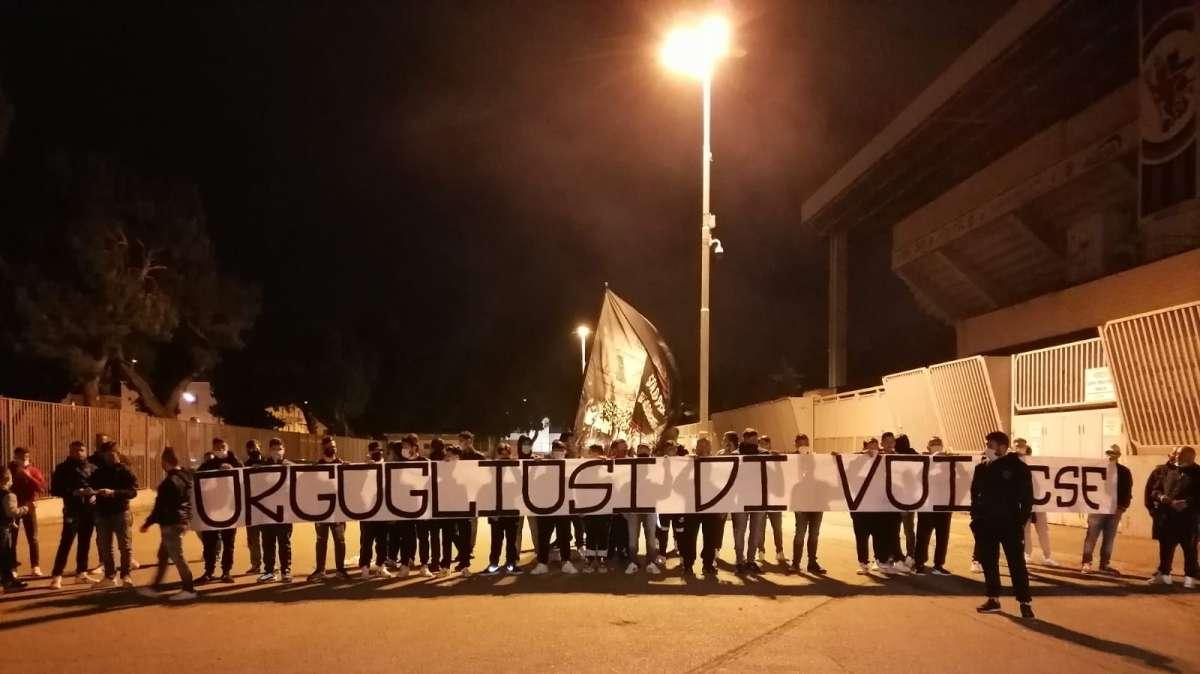 Foggia, i tifosi omaggiano la squadra dopo la sconfitta: "Orgogliosi di voi"