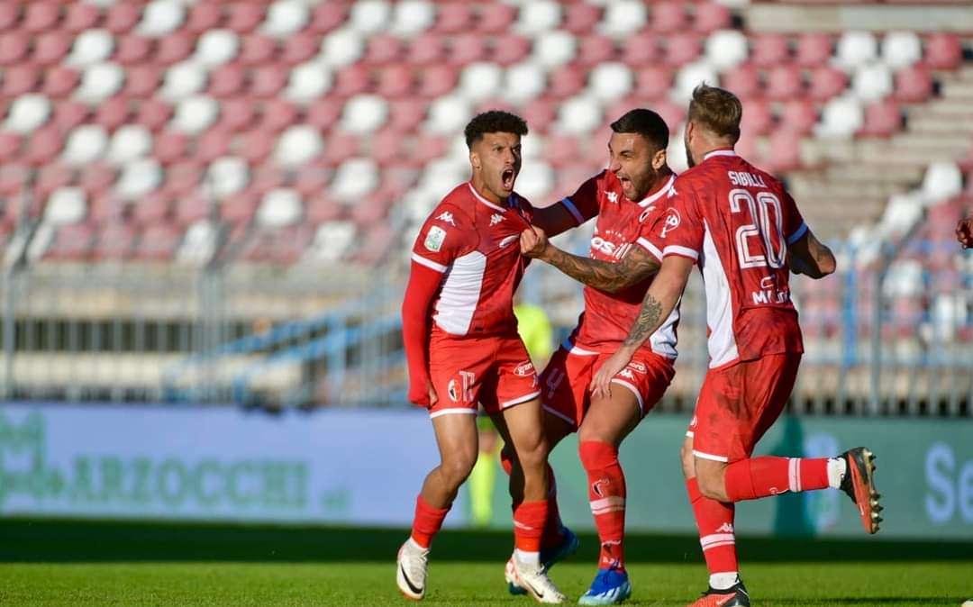 Bari nel 'limbo', ma la classifica non piange. Gioco e lacune: serve migliorare. Rinnovi strategici