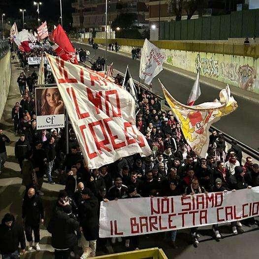 Barletta, tensione in campo e fuori: l'intera tifoseria contesta la società