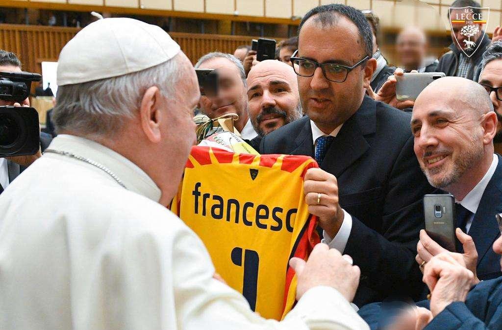 Lecce, la società in Vaticano. Una maglia per Papa Francesco