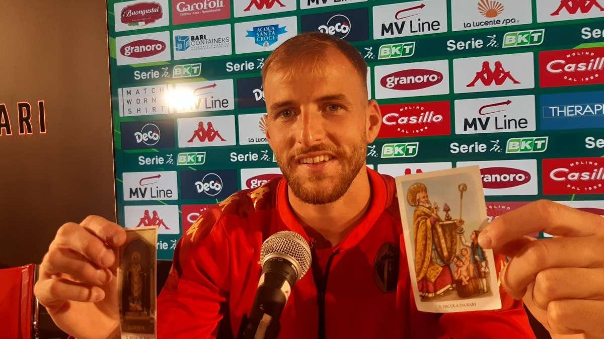 Bari-Brescia, Sibilli: “Il gol mi ridà serenità” e mostra i santini di San Nicola