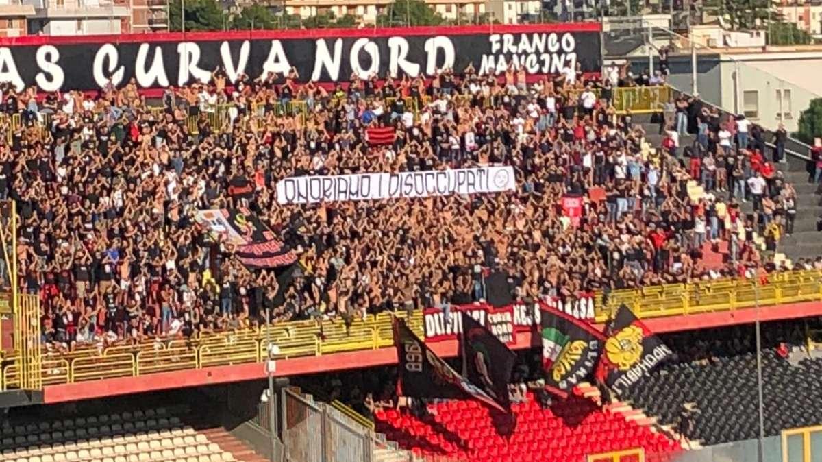 Foggia, i tifosi rispondono con ironia alle polemiche: "Onoriamo i disoccupati"