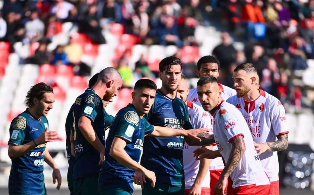 Bari-Feralpisalò 1-0: vittoria di rigore, tabù sfatato. Sibilli alla 9^ meraviglia