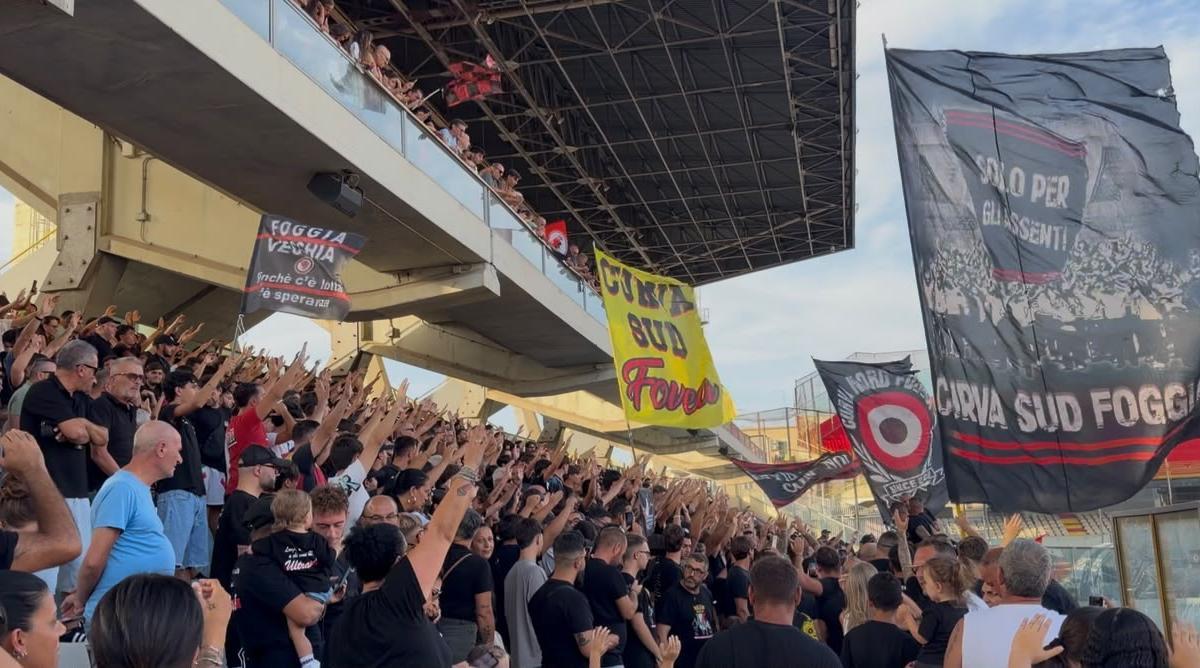 Foggia, migliaia di tifosi allo Zaccheria per l’allenamento a porte aperte