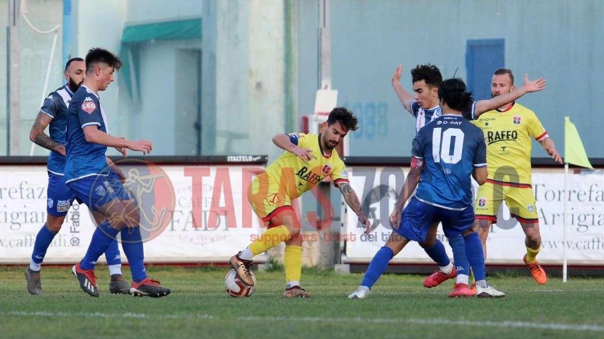 Taranto-Foggia, un tifoso speciale incoraggia la squadra ionica