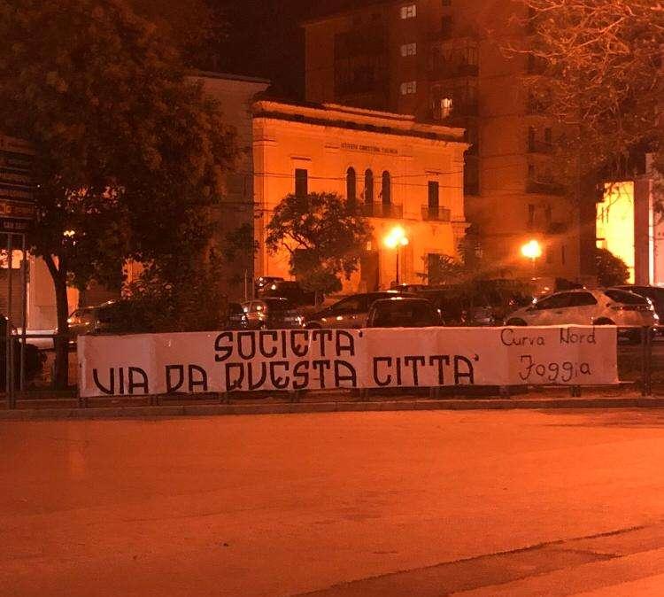 Foggia, altra contestazione dei tifosi: “Società via da questa città”