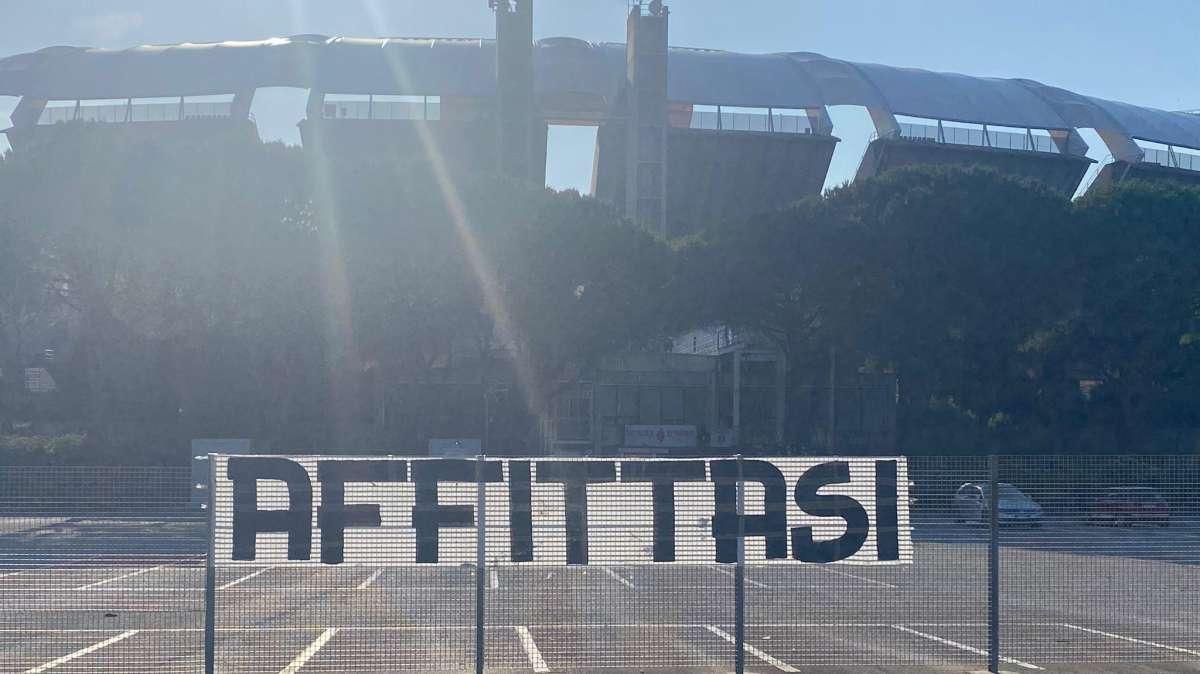 Bari, il San Nicola torna al Comune. Spunta l’ironico striscione ‘Affittasi’