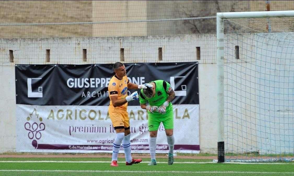 Ginosa, il fair play di Laghezza: consola il collega del Sava dopo il gol subìto