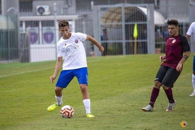 Le formazioni ufficiali di Aversa-Casarano: Atteo e Mincica dal 1', out Sansone