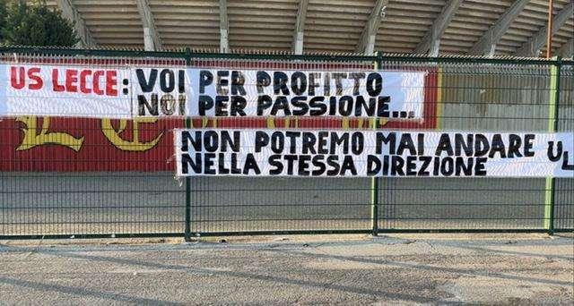 Lecce, società e Ultrà ora è scontro aperto. Lo striscione fuori dallo stadio