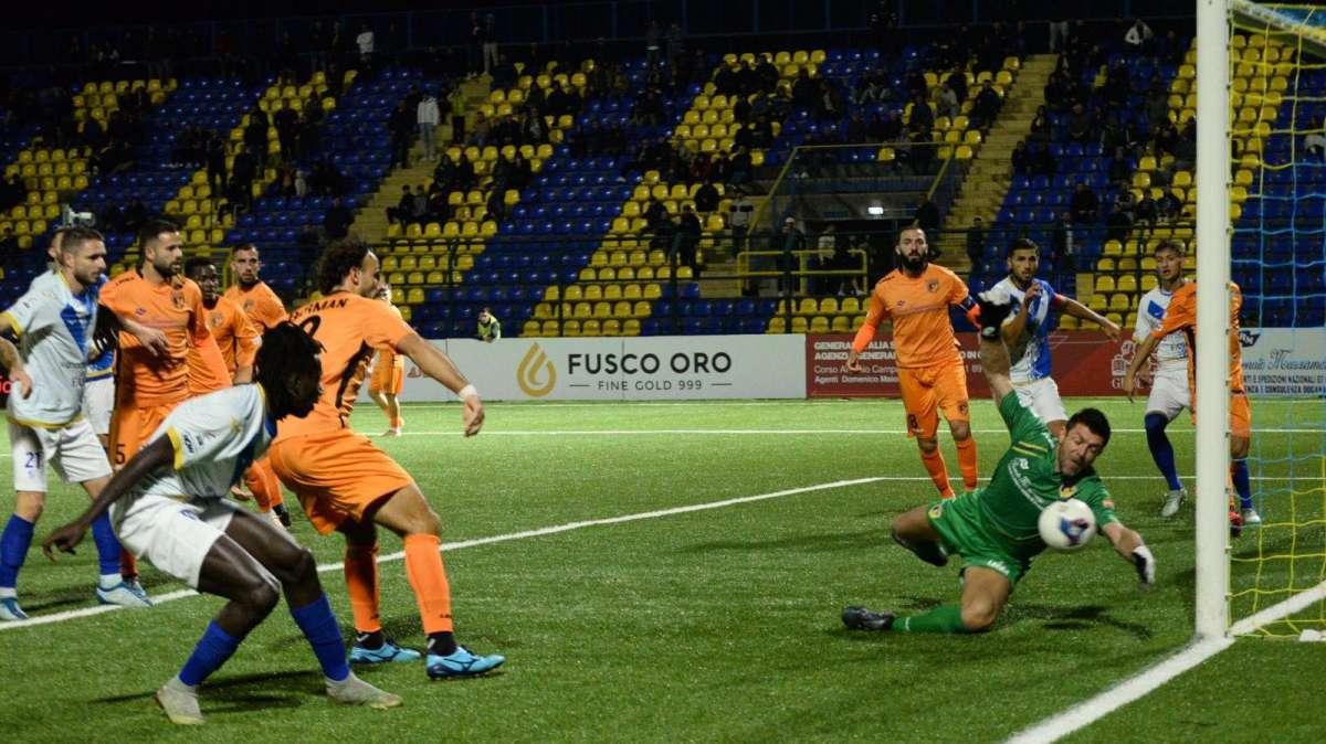 Il Brindisi sprofonda: a Giugliano termina 3-0, biancazzurri in caduta libera