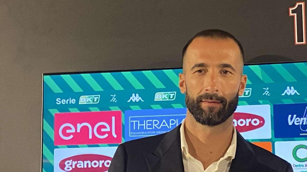 Bari, Di Cesare espulso: non sarà in panchina a Bolzano. Domenica pomeriggio la ripresa