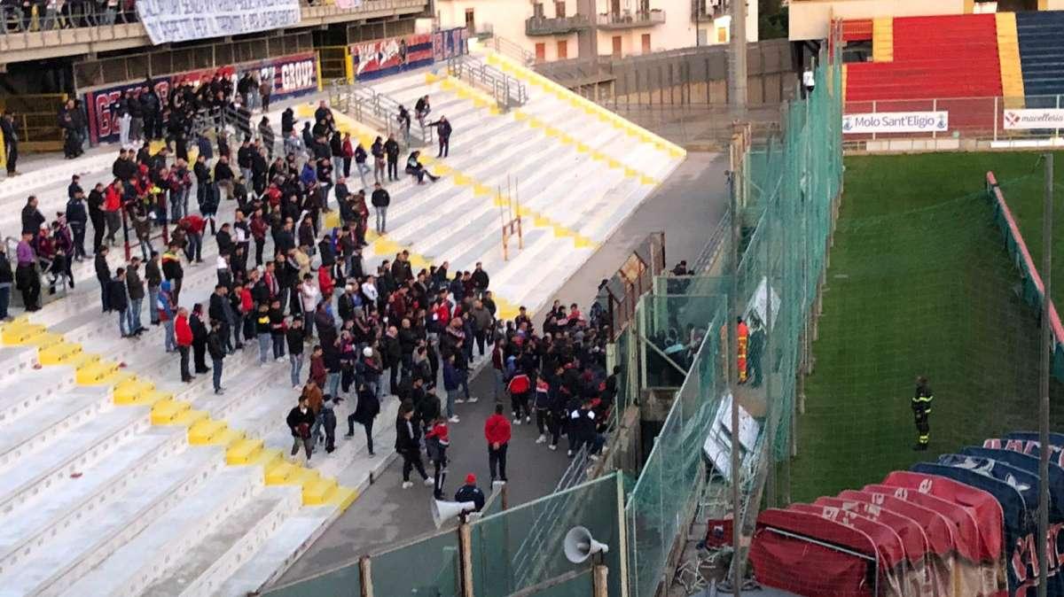 Taranto, scatta la contestazione della Curva Nord dopo la sconfitta con la Nocerina