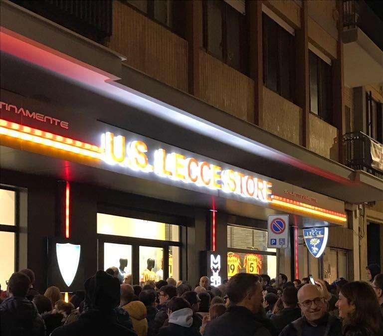 Lecce, un bagno di folla ha partecipato all'inaugurazione dello store ufficiale