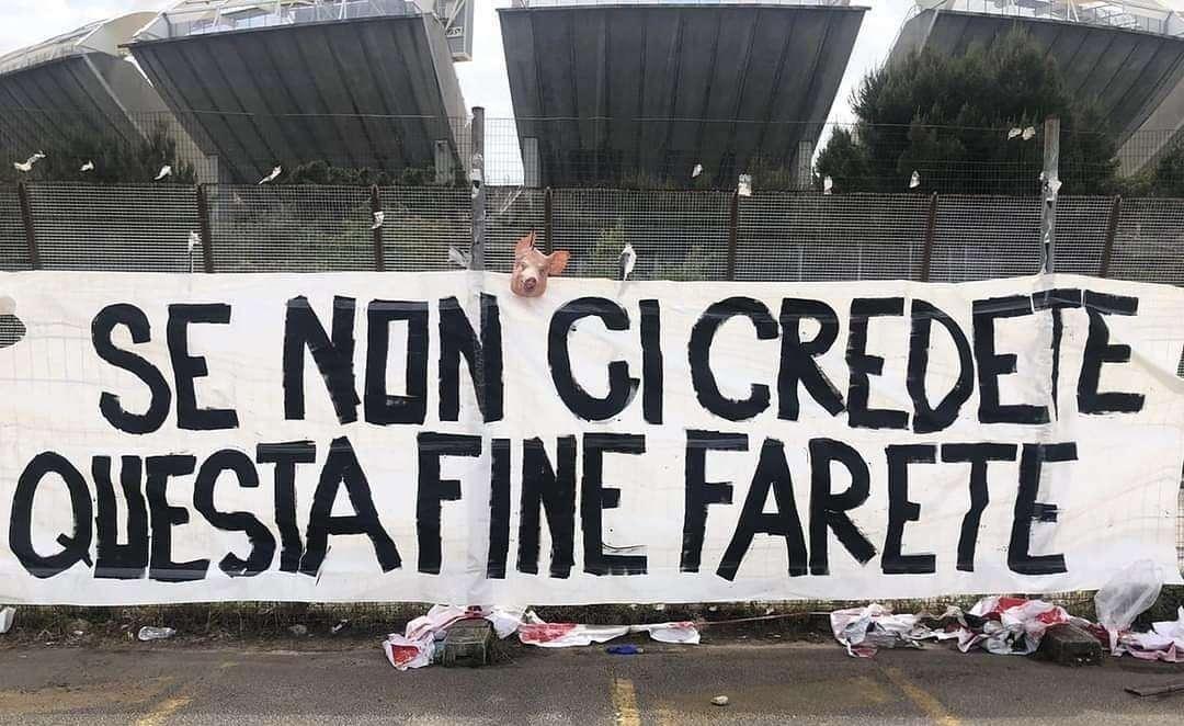Bari, testa di maiale esposta per minacciare i giocatori all'esterno del San Nicola