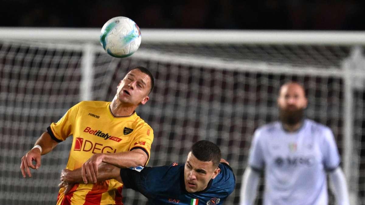 Le probabili formazioni di Lecce-Parma: scelta obbligata in attacco 